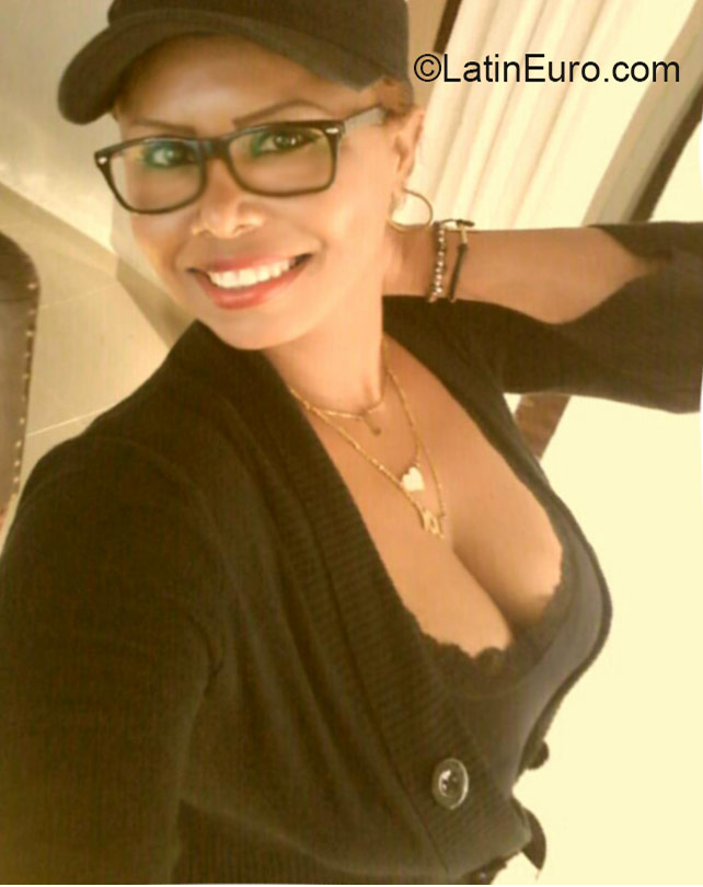 Date this hot Dominican Republic girl Vero from Santo Domingo DO24026