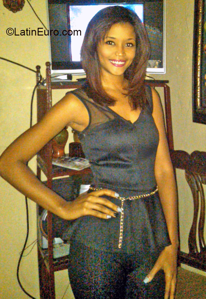 Date this pretty Dominican Republic girl Massiel from Santo Domingo DO24034