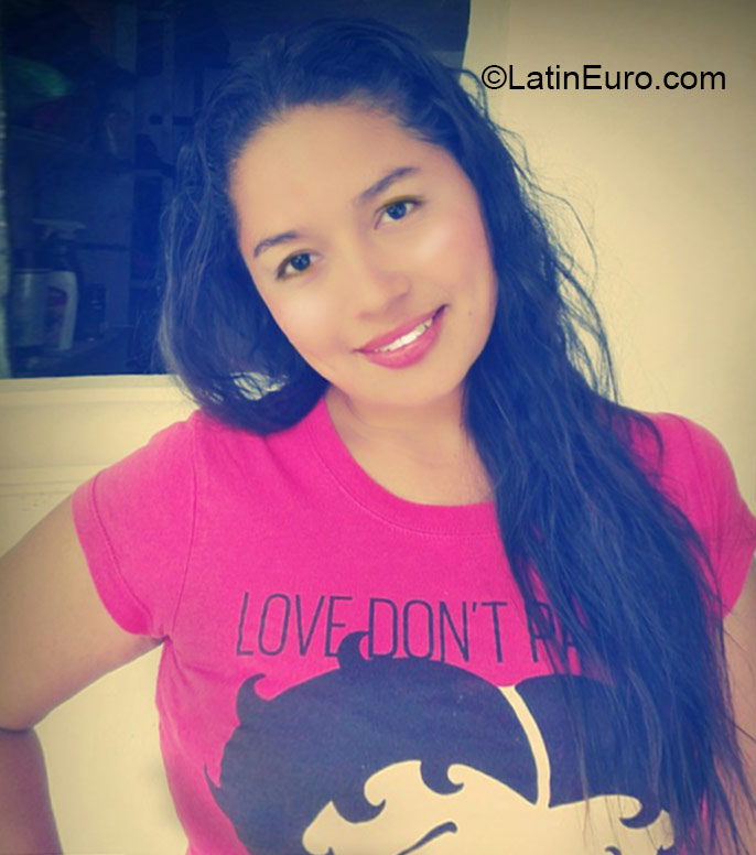 Date this attractive Colombia girl Marcela from Bucaramanga CO18347