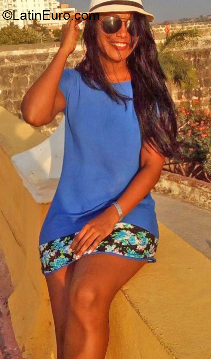 Date this cute Colombia girl Victory from Cartagena CO18373