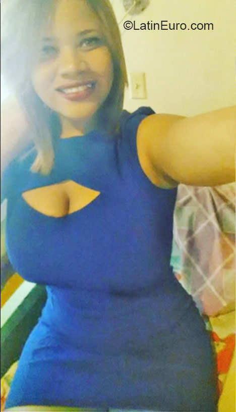 Date this foxy Dominican Republic girl Meiryis from Santiago DO24406