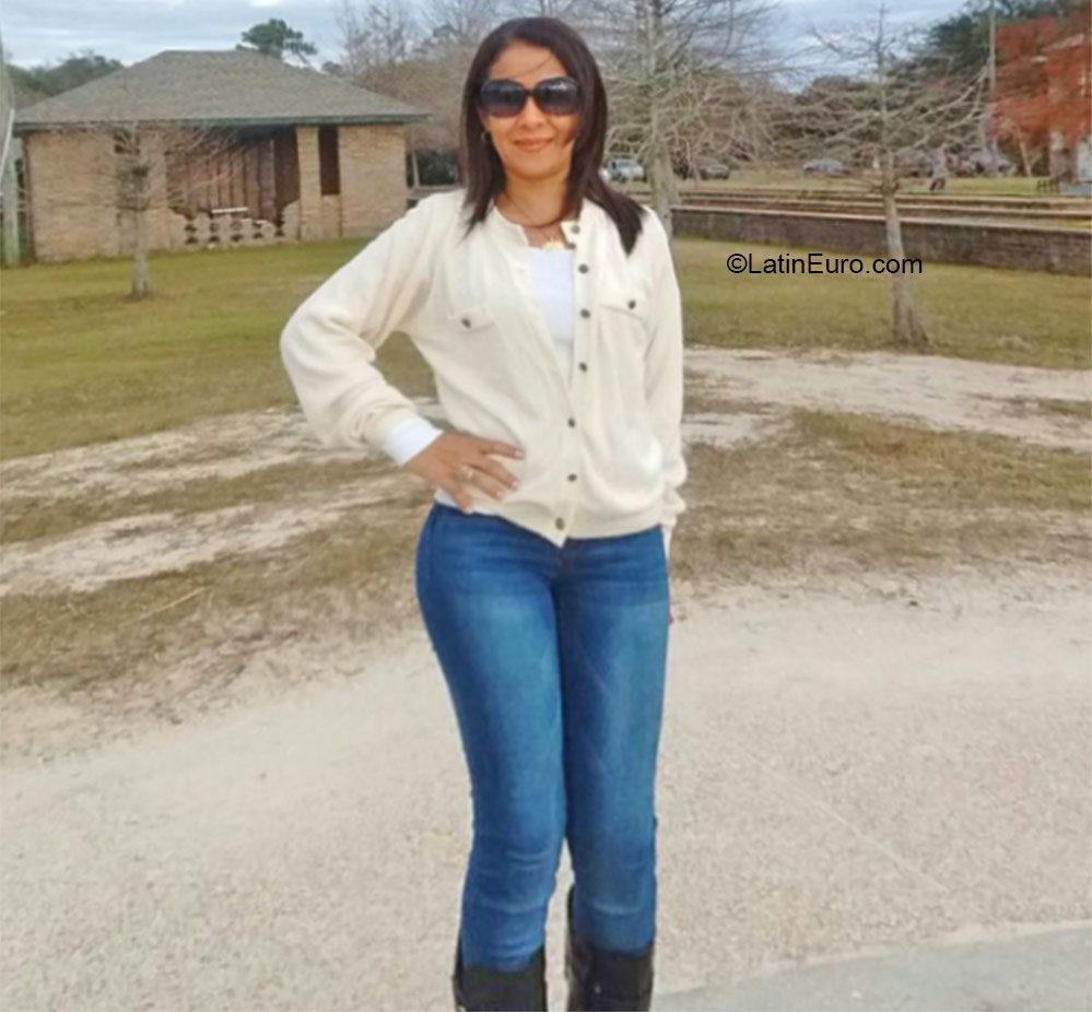 Date this young Panama girl Catia from David PA835