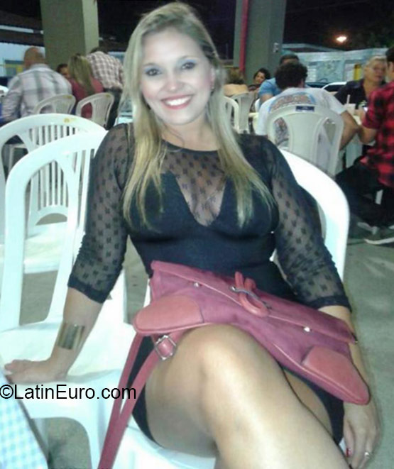 Date this attractive Brazil girl Thalita from Aracaju BR9545