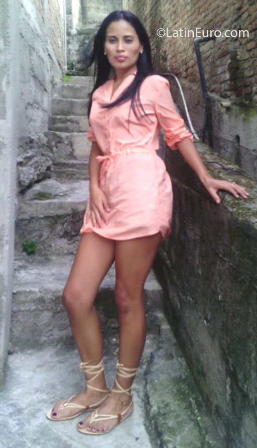 Date this pretty Colombia girl Maryauri from Cali CO18583