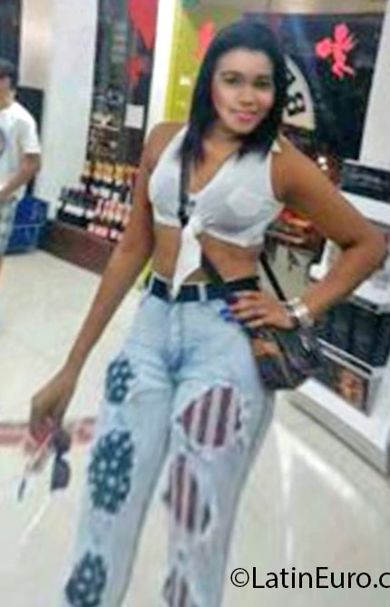Date this pretty Dominican Republic girl Esmeralda from Santo Domingo DO24798