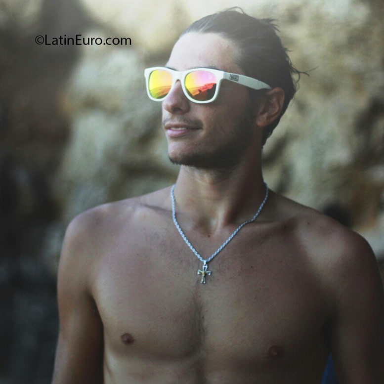 Date this tall Dominican Republic man Alessandro from La Romana DO24898