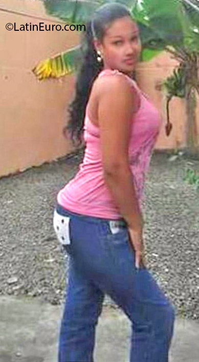 Date this hard body Dominican Republic girl Camen from Bonao DO24978