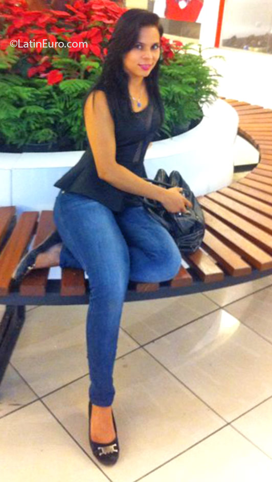 Date this stunning Dominican Republic girl Karina from Santo Domingo DO25132