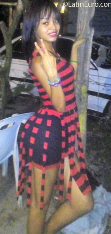 Date this happy Dominican Republic girl Pequenita from Bonao DO25213