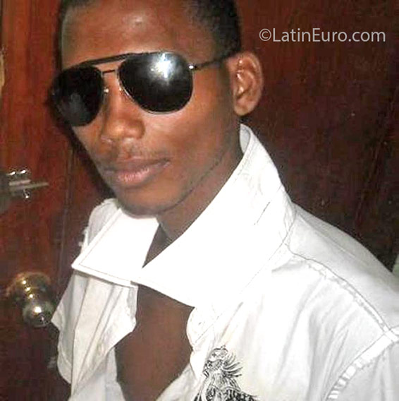 Date this happy Dominican Republic man Edison from Santo Domingo DO25312