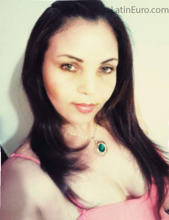 Date this nice looking Dominican Republic girl Alba from Santiago DO25364