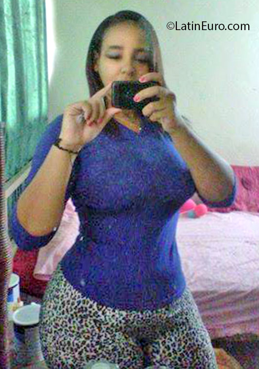 Date this nice looking Dominican Republic girl Leshnia from San Pedro De Macoris DO25438