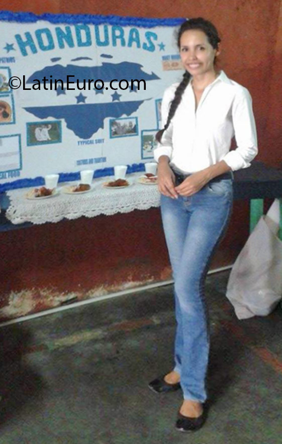 Date this gorgeous Honduras girl Martinez from Tegucigalpa HN2165
