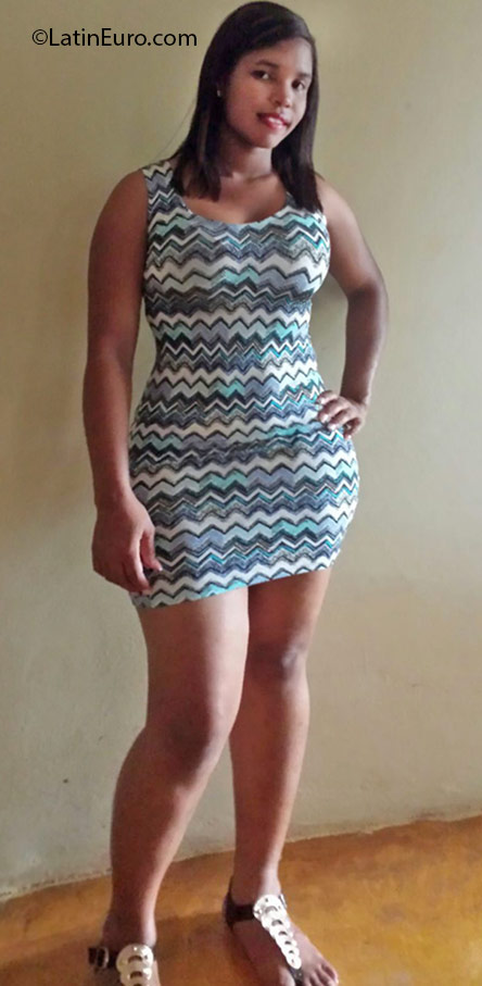 Date this foxy Dominican Republic girl ARISLEIDY from Santo Domingo DO25755