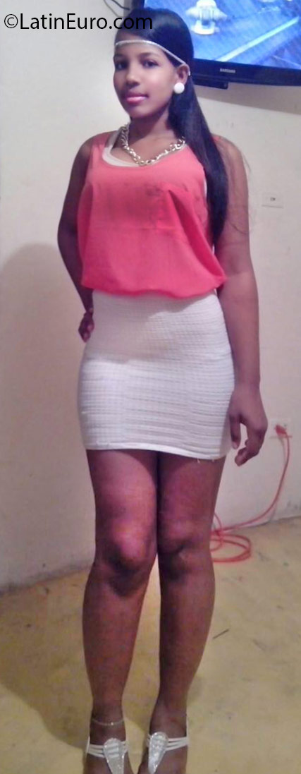 Date this nice looking Dominican Republic girl Yenelis from Santo Domingo DO25782