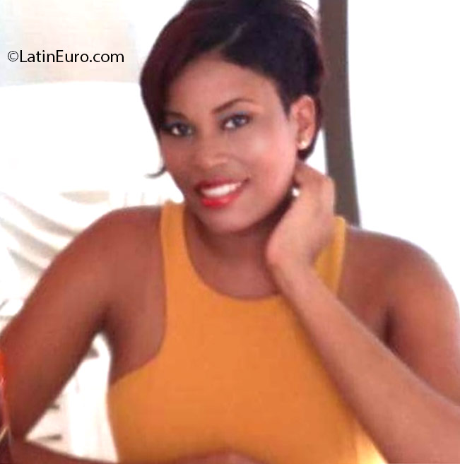 Date this nice looking Dominican Republic girl Leiden from Samana DO25800