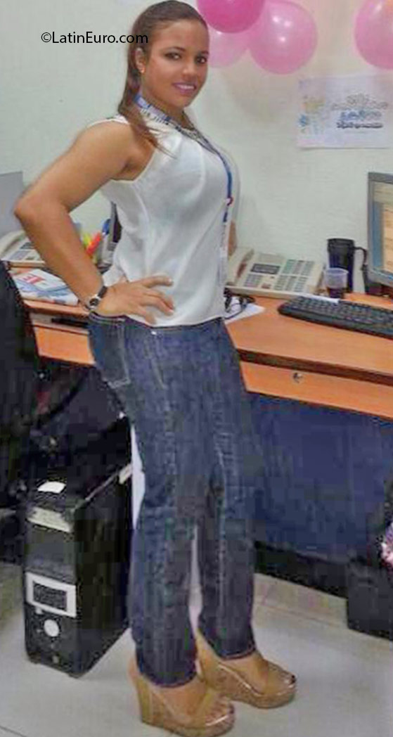 Date this beautiful Dominican Republic girl Flor from Santo Domingo DO25807