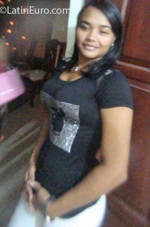 Date this georgeous Dominican Republic girl Bentia from Santo Domingo DO25817