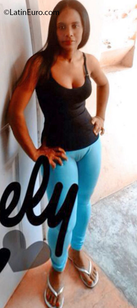 Date this athletic Dominican Republic girl Emilia from Santiago DO25869