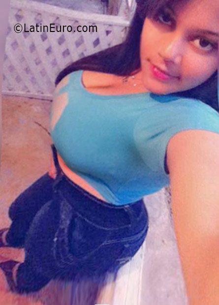 Date this stunning Dominican Republic girl Yokeira from Santiago DO25890