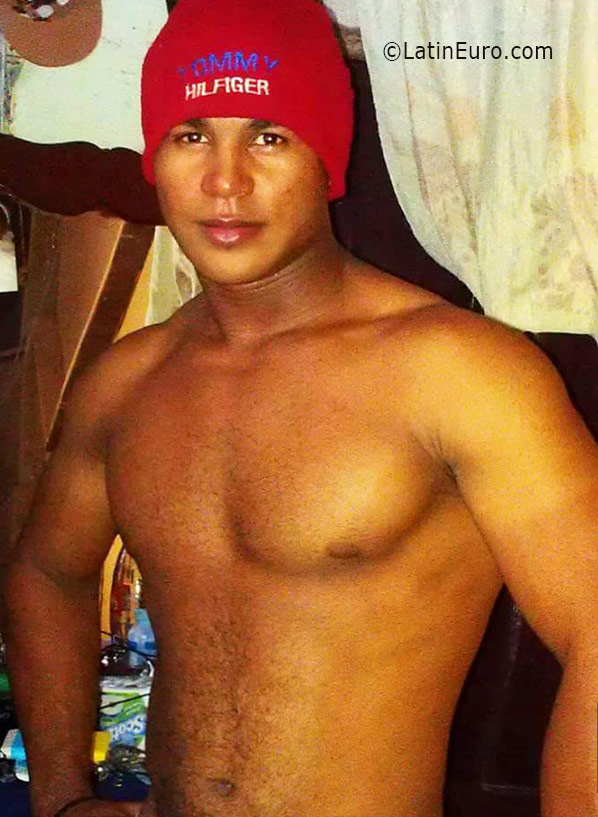 Date this foxy Dominican Republic man Edgar from Santo Domingo DO25997