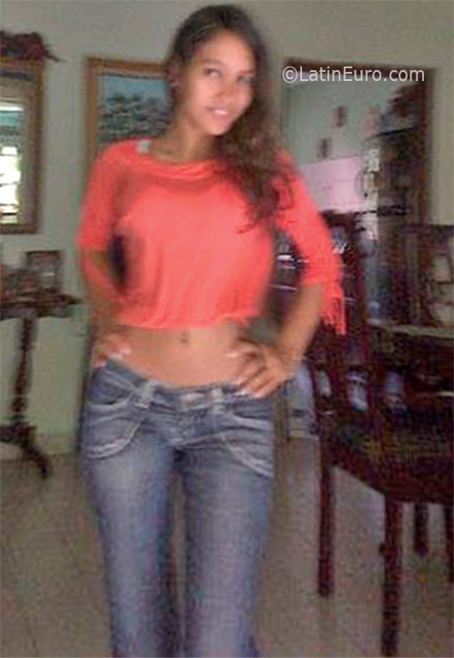 Date this happy Dominican Republic girl Clara from Santo Domingo DO26090