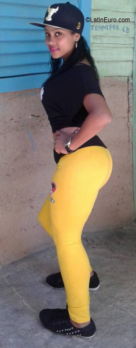 Date this stunning Dominican Republic girl Yenkelie from Santiago DO26148