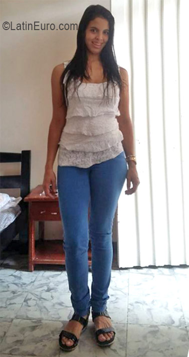 Date this nice looking Colombia girl Angelica maria from Cali CO19197
