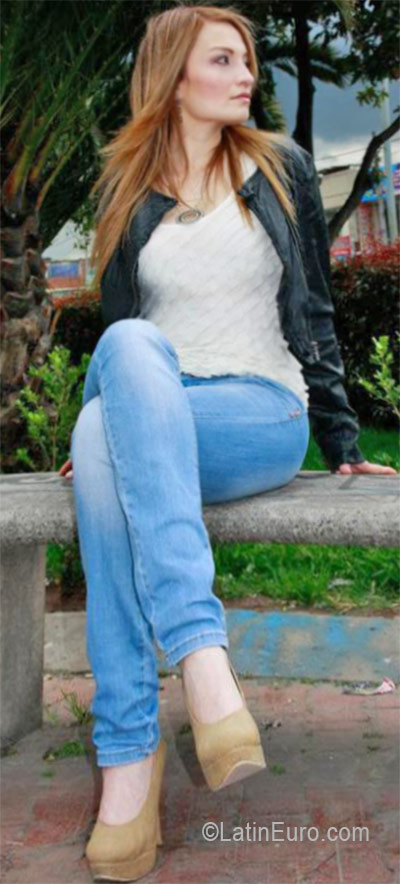 Date this happy Colombia girl Carmen elena from Bogota CO19228