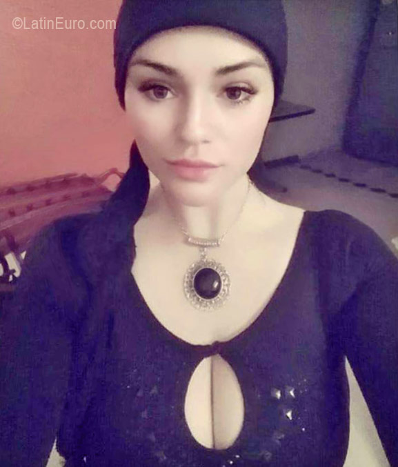 Date this good-looking Colombia girl Janis from Bogota CO19279