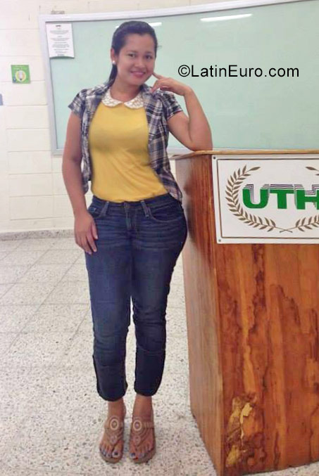 Date this happy Honduras girl Julieta from Tegucigalpa HN2272