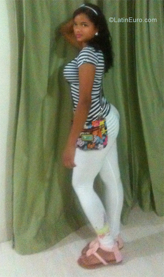Date this sultry Dominican Republic girl Carmen from Santiago De Los Caballero DO26691
