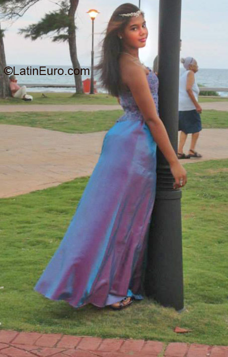 Date this foxy Dominican Republic girl Raynalis from Puerto Plata DO27524