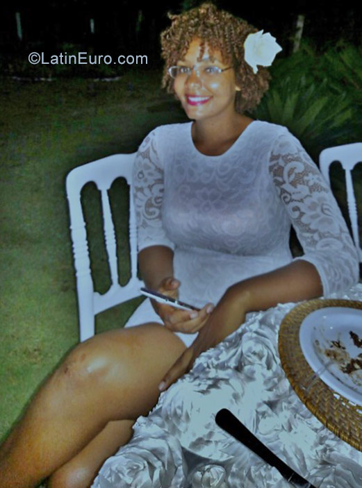 Date this gorgeous Dominican Republic girl Anarielys from Santo Domingo DO26819