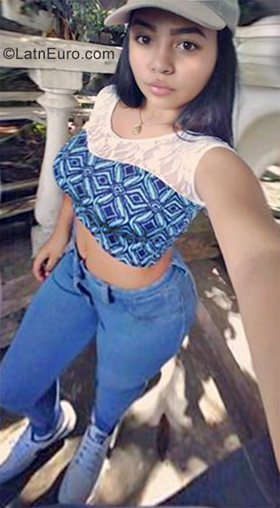 Date this lovely Venezuela girl Liiana from Caracas VE804