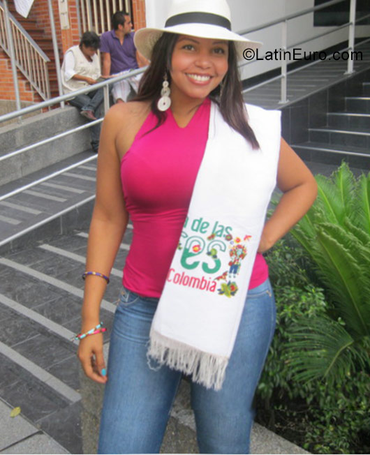 Date this nice looking Colombia girl Alma from Bucaramanga CO19752