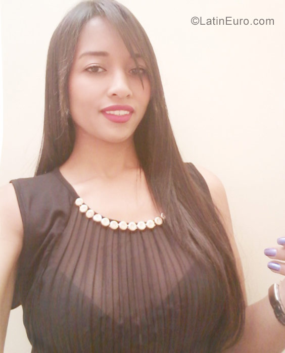 Date this georgeous Colombia girl Claudia from Bogota CO19886