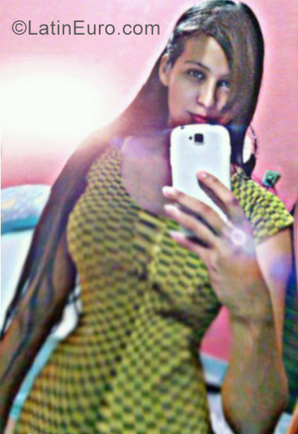 Date this lovely Brazil girl Itebeli from Acorizal BR9848