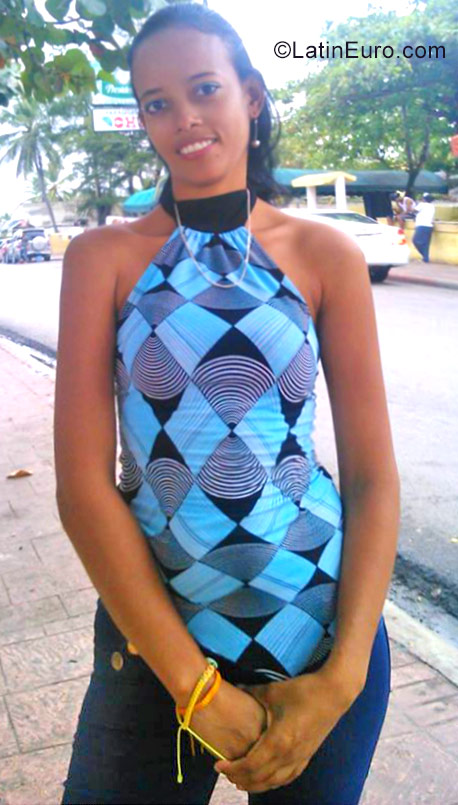 Date this foxy Dominican Republic girl Cestalizia from San Pedro de Macoris DO27138