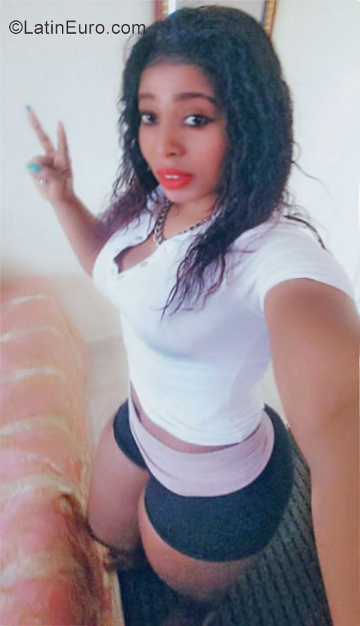 Date this georgeous Haiti girl Christina from Port-au-Prince HT77