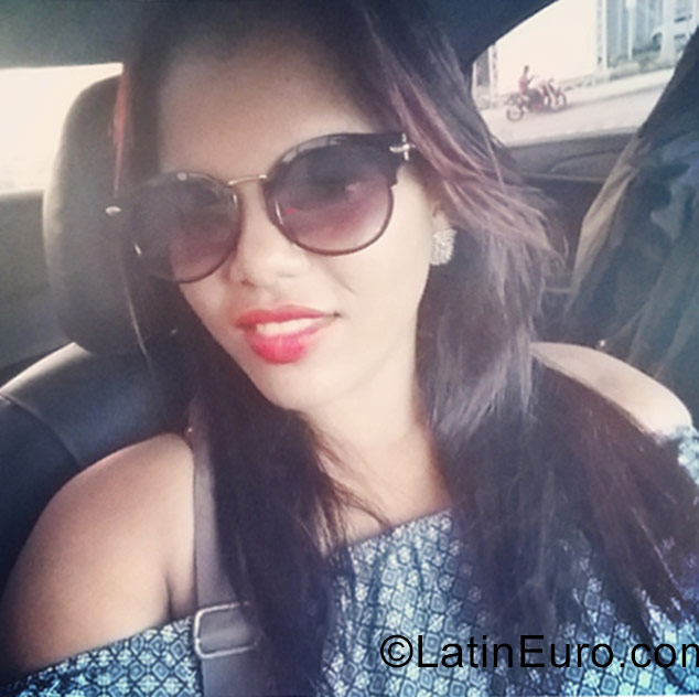 Date this voluptuous Dominican Republic girl Vicky from La Romana DO27264