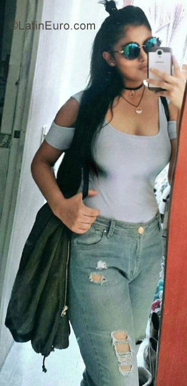 Date this sultry Colombia girl Daniela from Bogota CO20335