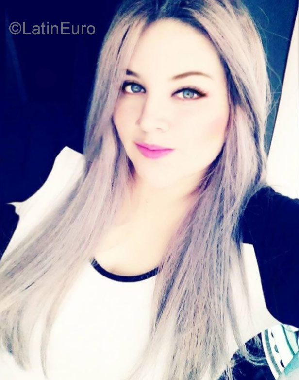 Date this good-looking Colombia girl Maria from Bogota CO20408