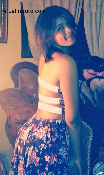 Date this beautiful Dominican Republic girl Esmeralda from Santo Domingo DO27576