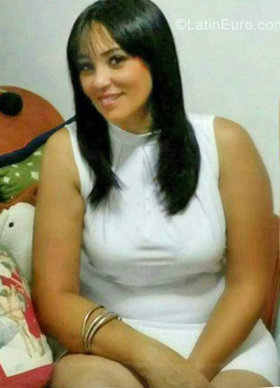 Date this voluptuous Colombia girl Elenitia from Barranquilla CO20953