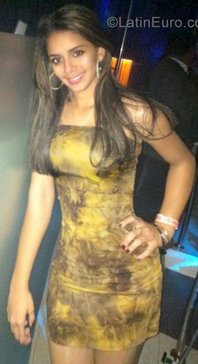 Date this stunning Dominican Republic girl Claudia from Santo Domingo DO28239