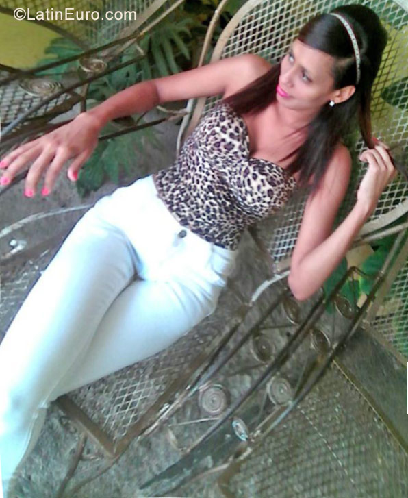 Date this nice looking Dominican Republic girl Angie from Santo Domingo DO28373