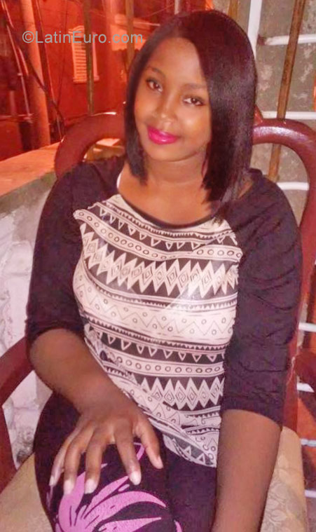 Date this cute Dominican Republic girl Nairobi from Santo Domingo DO28547