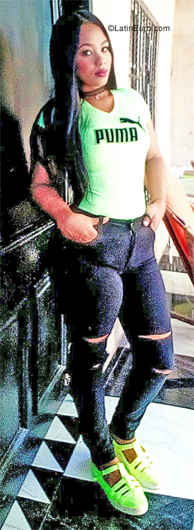 Date this pretty Colombia girl Yoly from Santa Marta CO21341