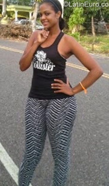 Date this foxy Dominican Republic girl Laura from Castillo DO28617